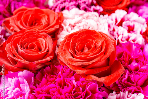 Fotografía Vibrant bouquet of red roses and pink carnations in full bloom, displaying rich