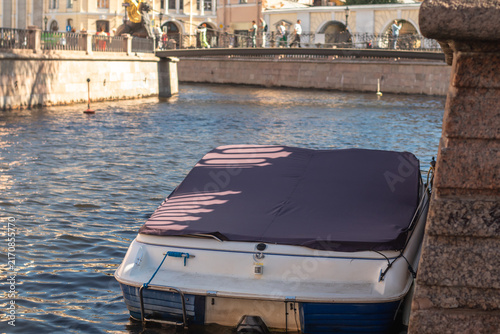 Foto A pleasure boat on the water covered with an awning