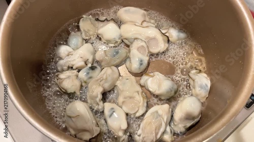 生牡蠣を炒めて水分を飛ばす