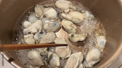 生牡蠣を炒めて水分を飛ばす