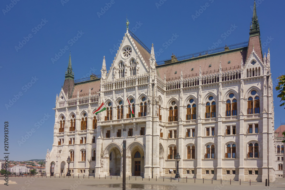 Obraz premium Majestic Hungarian Parliament Building in Budapest. Gothic Revival architecture landmark at Kossuth Lajos Square, Hungary.