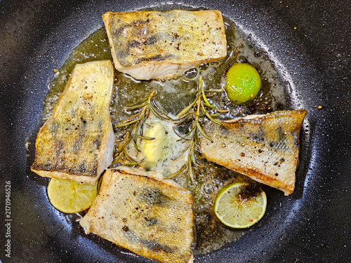 Fotografie Fisch Filet mit Kräutern und Gewürzen