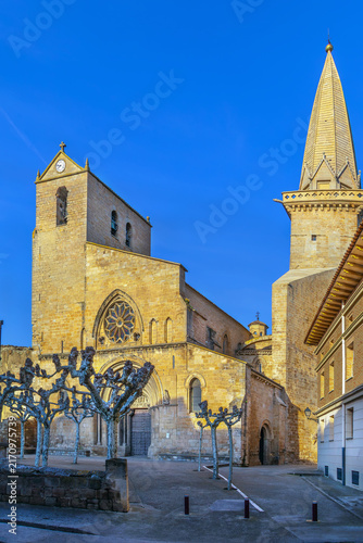 Foto San Pedro Church in Olite, Spain, facade and tower view
