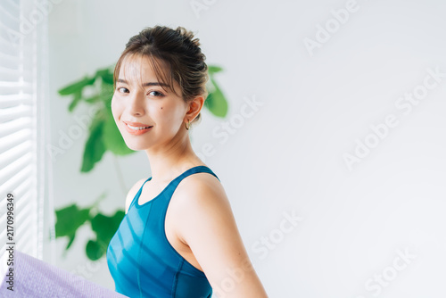 部屋でトレーニングをする若い女性　