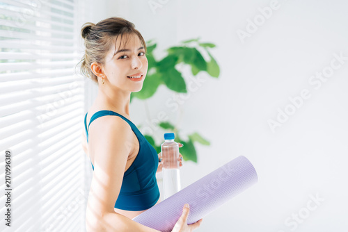 部屋でトレーニングをする若い女性　