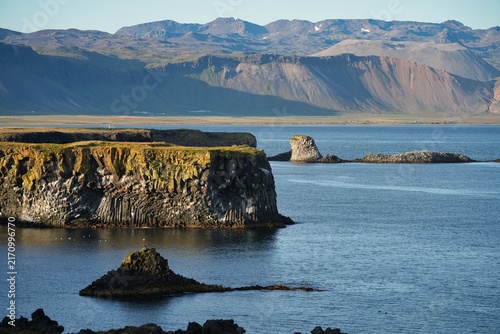 Foto A picturesque cliff coastline between the villages of Hellnar and Arnarstapi in western Iceland