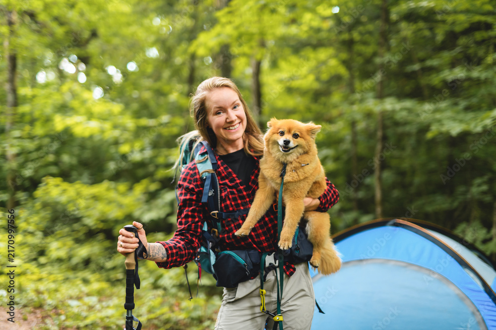 Naklejka premium nice female hiker with tent, and dog on summer