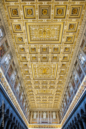 Foto Perspective view looking up at the grand gilded coffered ceiling and nave of the