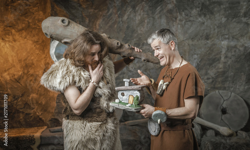 Fotografía Stone Age real estate agent persuading a customer to buy a house