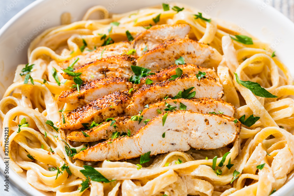 Naklejka premium Homemade Chicken Fettuccine Alfredo Pasta