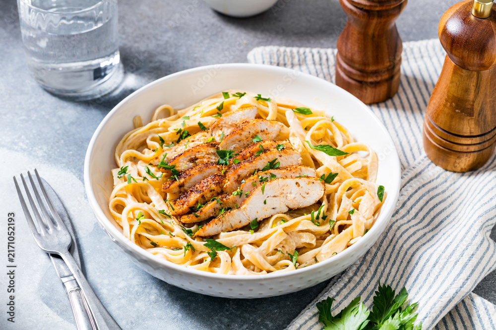 Naklejka premium Homemade Chicken Fettuccine Alfredo Pasta