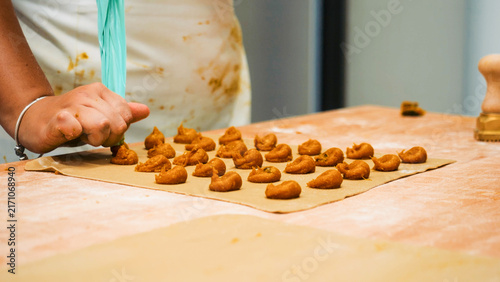 Foto Crafting traditional tortelli pasta by hand, a culinary process for fresh Italia