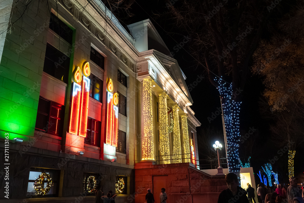 Fototapeta premium Prescott arizona - Dec 12 2025: Historic building with festive holiday lights at night