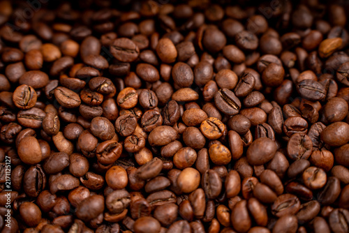 Canvastavla Close-up texture of roasted coffee beans for espresso preparation, morning caffeine drink, cafe background, and specialty coffee roasting concept