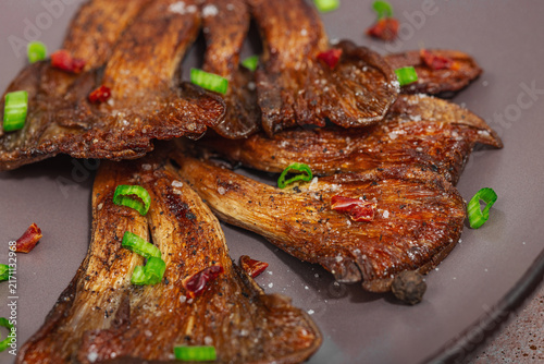 Foto Grilled smashed oyster mushrooms with white sauce, green onion, spices, vintage