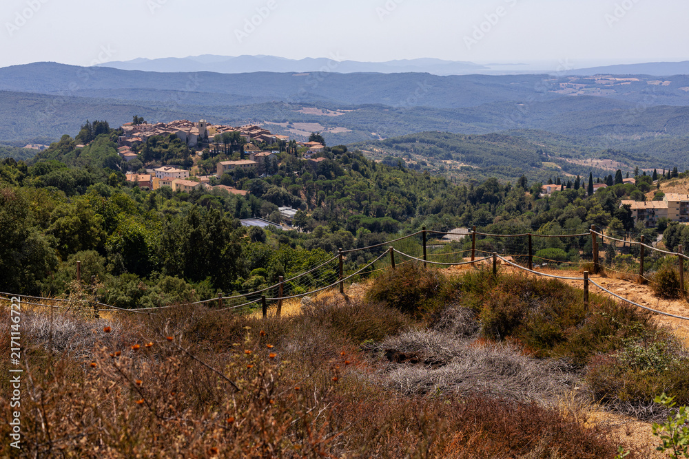 Obraz premium August, 14, 2026. View of Monterotondo Marittimo surrounded by the Tuscan countryside, geothermal landscape of Le Biancane in southern Tuscany on foreground, Italy.
