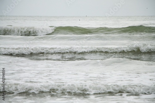 Foto Gentle waves of the Balearic Sea under an overcast sky, Mediterranean coast
