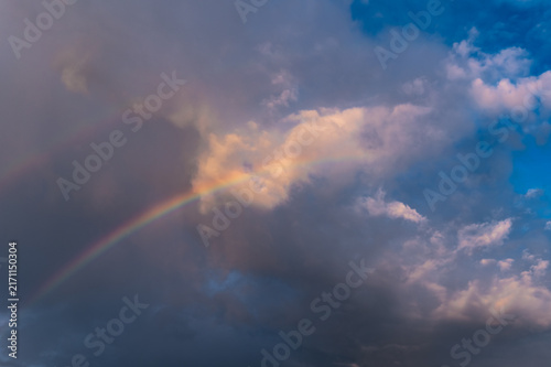 Regenbogen am Morgenhimmel