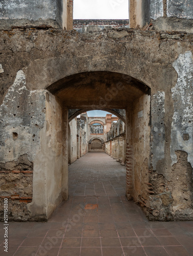 Obraz na plátně Colonial Archways and Vanishing Perspective at Santa Clara Convent Ruins, Antigu