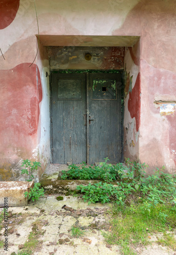 Konstfotografi Entrance door of an old abandoned military building from the communist era in Cz