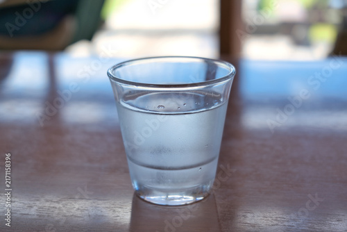 テーブルに置かれた冷水のコップ