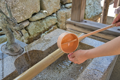 神社の手水舎で行う伝統的な手洗い