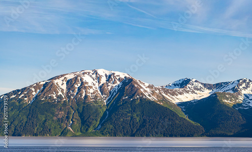 Fotografía The Kenai Mountains rise beyond Turnagain Arm, seen from the Alaska Railroad between Seward and Anchorage
