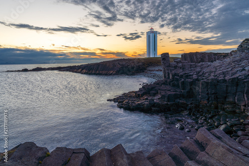 Küstenlandschaft im Norden von Island mit Leuchtturm