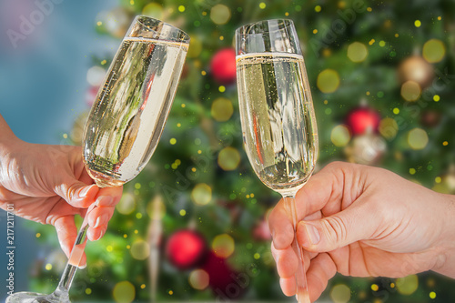Canvastavla People clinking champagne glasses in front of Christmas tree, new year celebration, holiday party
