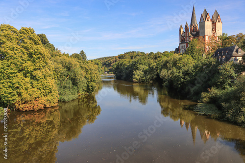 Sommer an der Lahn; Blick von der Limburger Lahnbrücke zum Dom