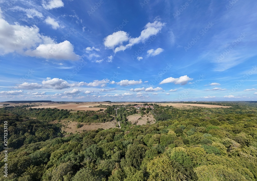 Obraz premium Vue panoramique aérienne en campagne, avec des champs labourés et une forêt après la canicule, fin août 2026, les arbres virent aux couleurs d'automne en France