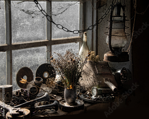 Fotografie A bouquet of dried lavender on the window