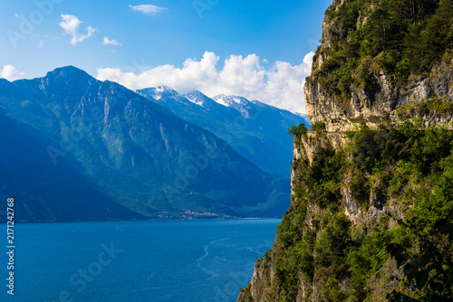 Fotografía Ponale trail carved into the cliff dropping directly into Lake Garda, offering a