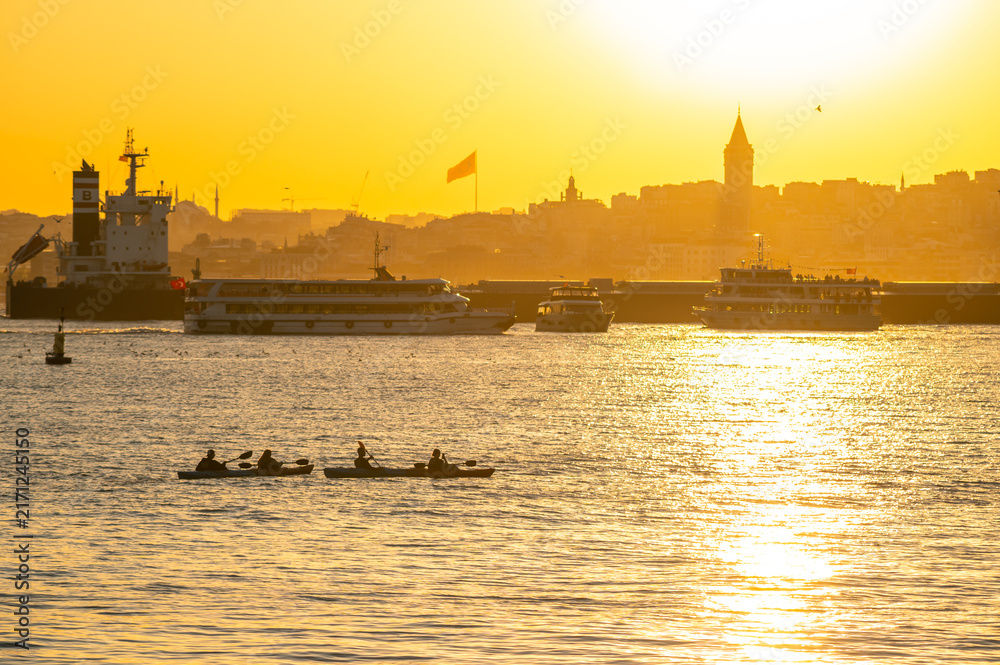 Fototapeta premium Golden sun sets over calm waters