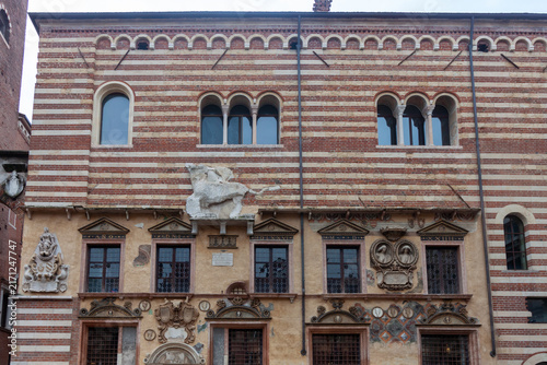 Fotografía Detailed view of medieval Palazzo della Ragione striped facade in Verona