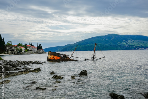 Obraz na płótnie Shipwreck in Bay of Kotor, Montenegro