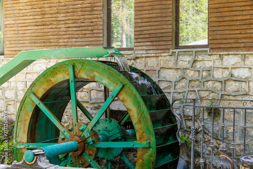 Obraz na płótnie old metal water wheel
