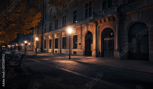 Quadro su tela Cobblestone City Street with Vintage Street Lamp Light at Night