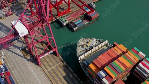 Operação de Carga e Descarga de Navio de Contêineres em Cais Portuário com Grande Guindaste