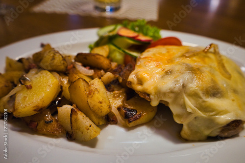 Traditionelles Thüringer Rostbrätl mit geschmorten Zwiebeln, Bratkartoffeln und frischem Salat auf einem Teller, Ziegenrück, Thüringen, Deutschland
