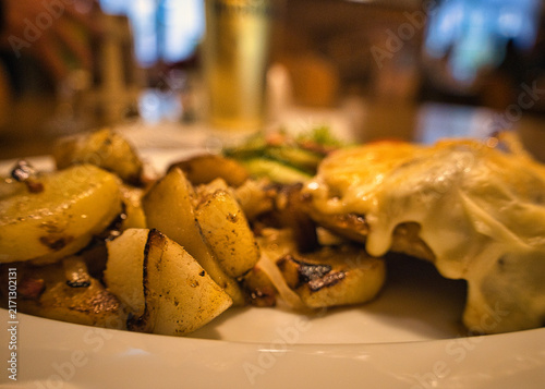 Traditionelles Thüringer Rostbrätl mit geschmorten Zwiebeln, Bratkartoffeln und frischem Salat auf einem Teller, Ziegenrück, Thüringen, Deutschland