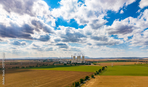 Fotografía Panoramic aerial view of power plant beyond green fields