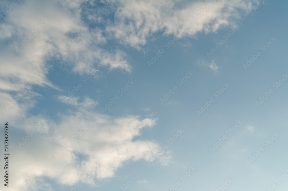 Obraz premium 日没前に広がる穏やかな雲の表情/Calm Cloud Patterns in the Sky Before Sunset