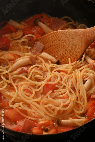 Fotografie 調理中のトマトパスタ