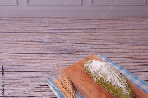 фотографія Fresh sourdough dusted with flour sits on wooden board