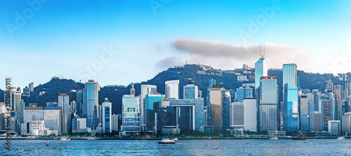 Foto Hong Kong financial district skyline from Admiralty to Central across Victoria Harbour, with modern office towers and Victoria Peak in the background