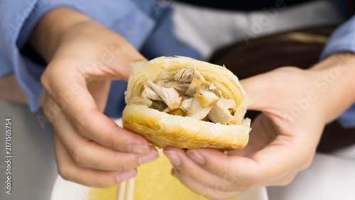 Foto Chinese kid eating local specialty Duijia, a traditional Chinese snack from Jingpeng Town, Hexigten Banner, Inner Mongolia