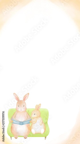 ソファで絵本を読むうさぎの親子の縦長水彩フレーム。ふんわり温かい親子の愛情を感じる読み聞かせのループアニメーション。