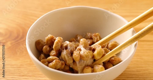お箸で納豆を混ぜる