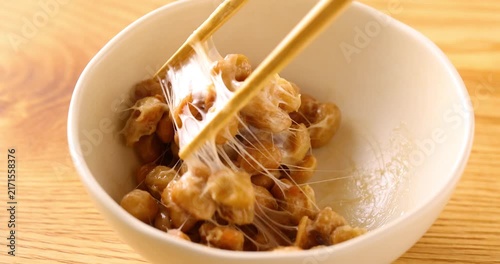 お箸で納豆を混ぜる
